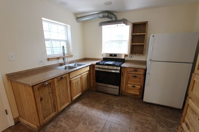 Building Photo - 5-Bedroom University Heights Gem – Privacy...