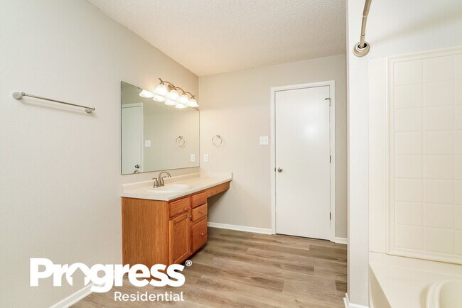 Building Photo - 5644 W Littleton Dr