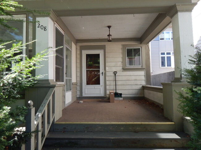 Front Entry - 208 S Bassett St