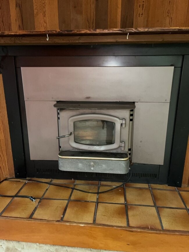 Building Photo - Spacious 3 Bedroom Home for Rent in Whatcom Falls Neighborhood!