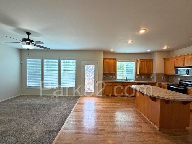 Building Photo - Puyallup 4 Bedroom 2.5 Bath Single Family Home