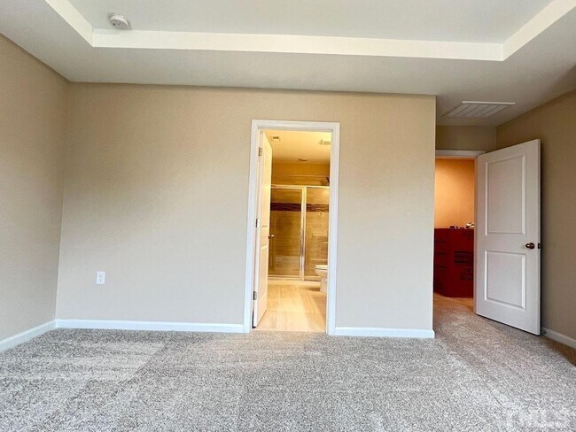 Building Photo - 4 Bedroom Luxury Townhome close to Raleigh Downtown