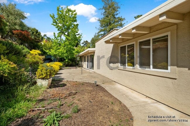 Building Photo - 18463 Almond Rd