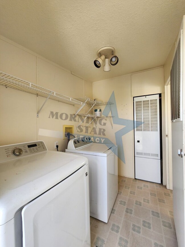 Building Photo - Spacious 3-Bed with Enclosed Yard and Stor...