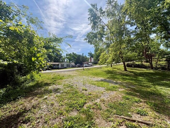 Building Photo - 3 Bed /2.5 Bath East Nash!