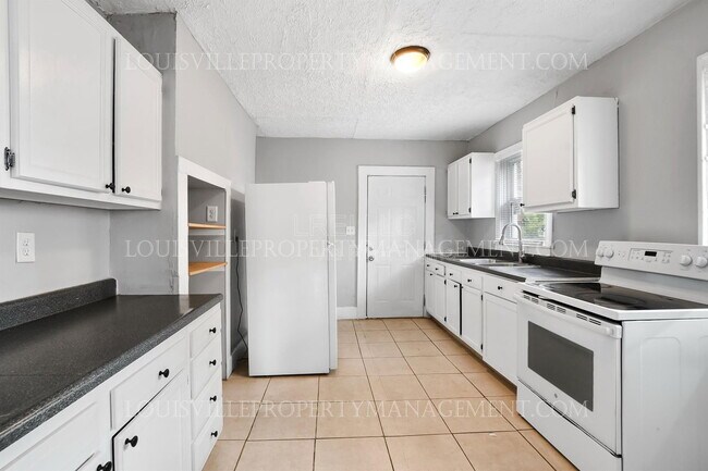 Building Photo - 664 Lindell Ave