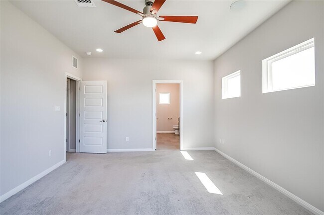 Building Photo - 1301 Low Branch Ln