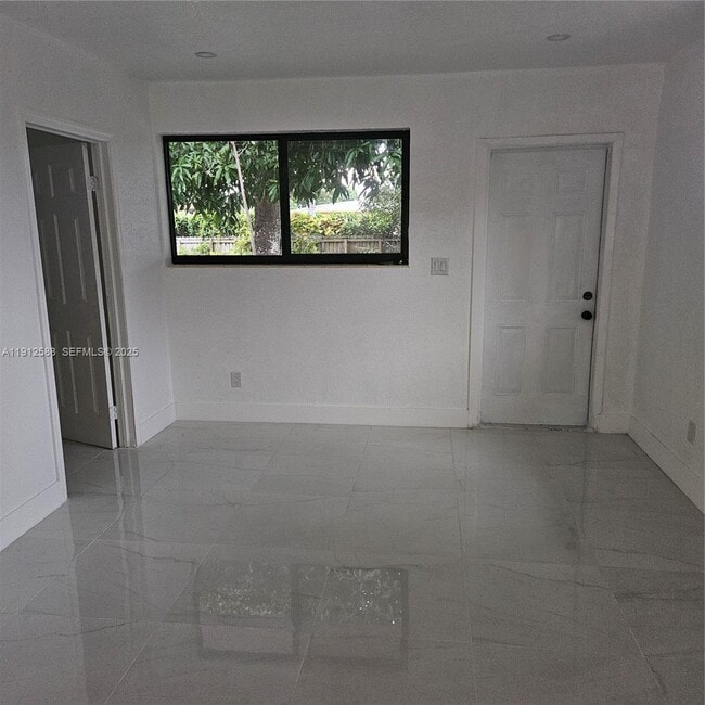 Building Photo - 14710 NE 5th Ct