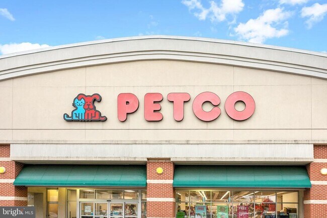 Building Photo - 3395 Lakeside View Dr