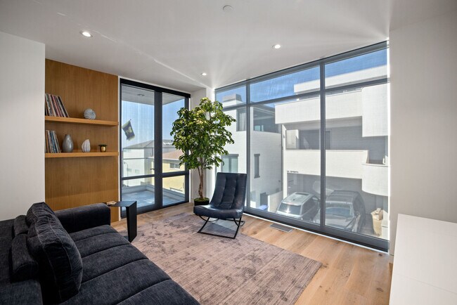 Building Photo - 124 15th Pl