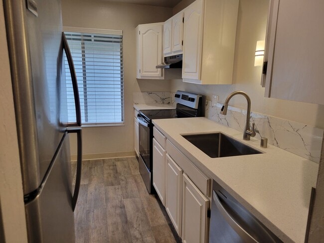 Building Photo - Spacious and Updated 1 Bedroom Convenientl...