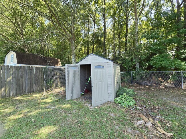 Building Photo - 3275 Oleander Dr