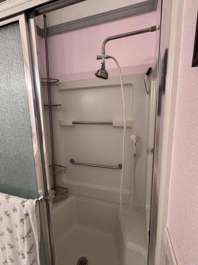 Building Photo - Fully Furnished 3Bed, 2Bath, 2Car Garage i...