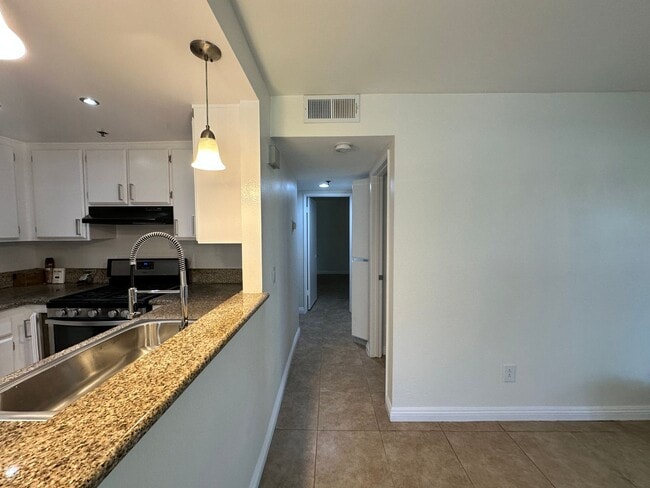 Building Photo - Walk to Eastlake! Bright 2BR/2BA Ground Floor Apartment with Tile Flooring & Parking