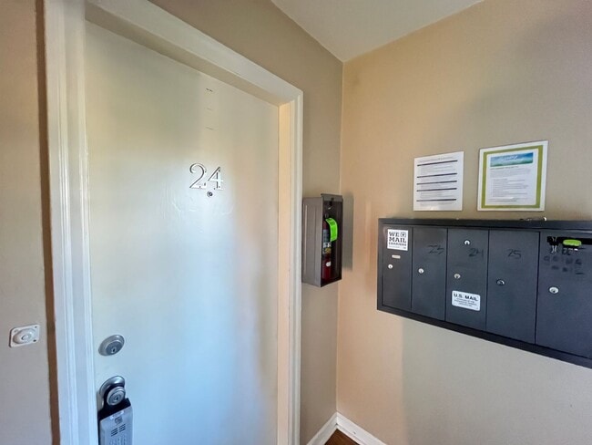 Building Photo - Beautiful 1Bd/ 1Ba Vintage Condo Located in Mt. Tabor! In Unit Laundry, Parking Space, storage un...