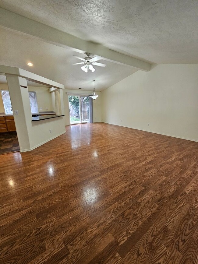 Building Photo - Lovely Central Point Home in Convenient Location