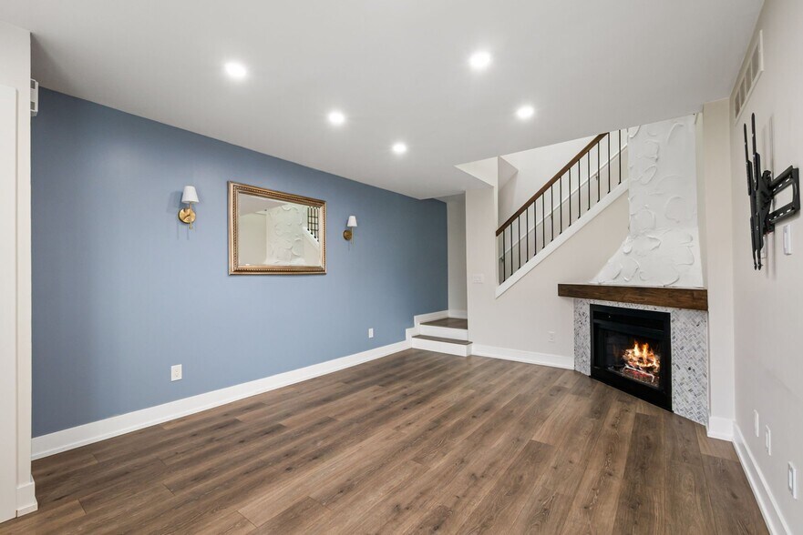 Building Photo - 38887 Country Cir