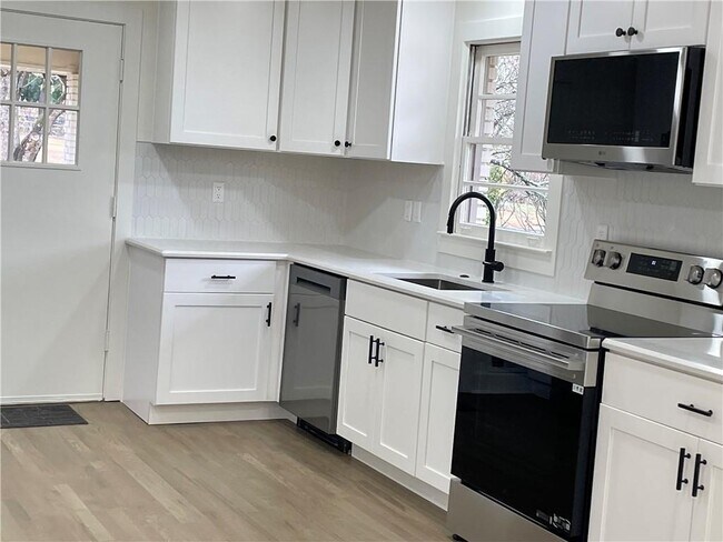 Building Photo - 475 Maxwell Rd