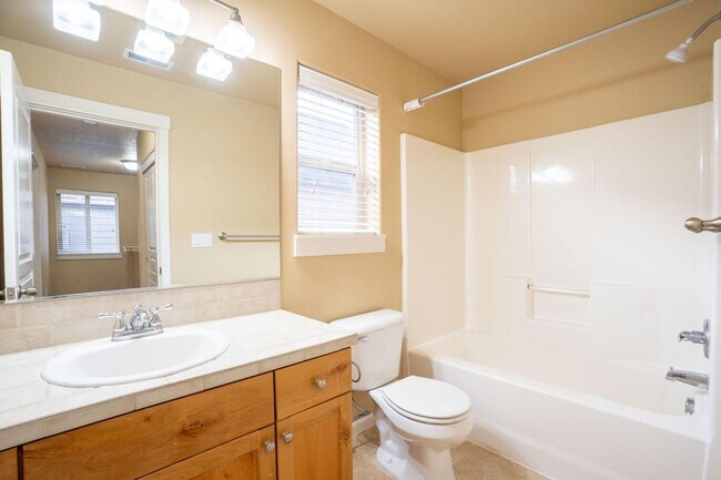 Building Photo - 20487 Brentwood Ave