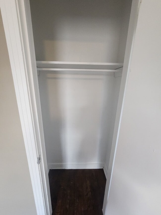 Building Photo - 3 bed 1 bath home, move in ready!