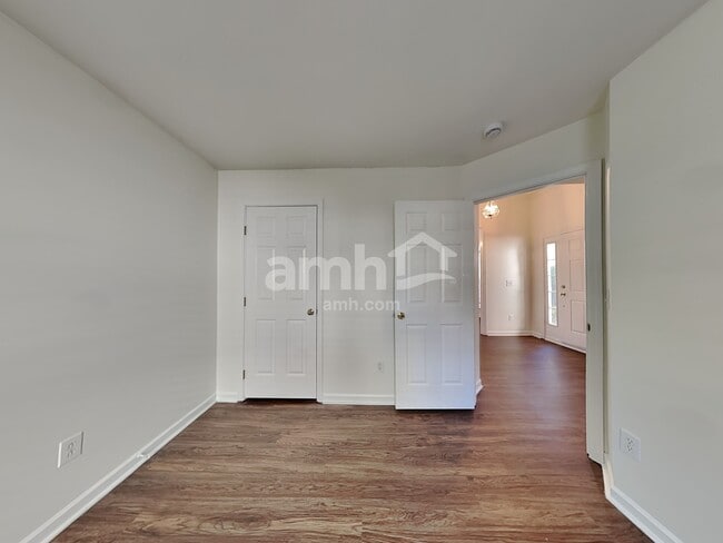 Building Photo - 127 Bathurst Ln