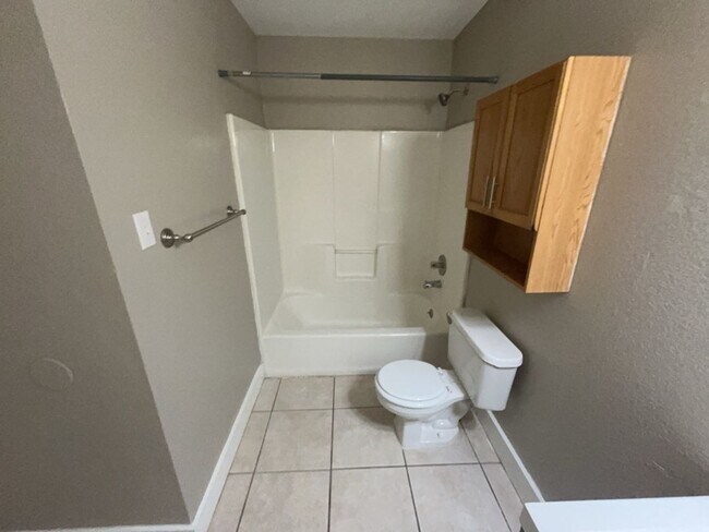 Building Photo - 709 Lisa Ln