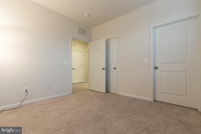 Building Photo - Stunning, light-filled end unit townhome in sought-after Brambleton community.