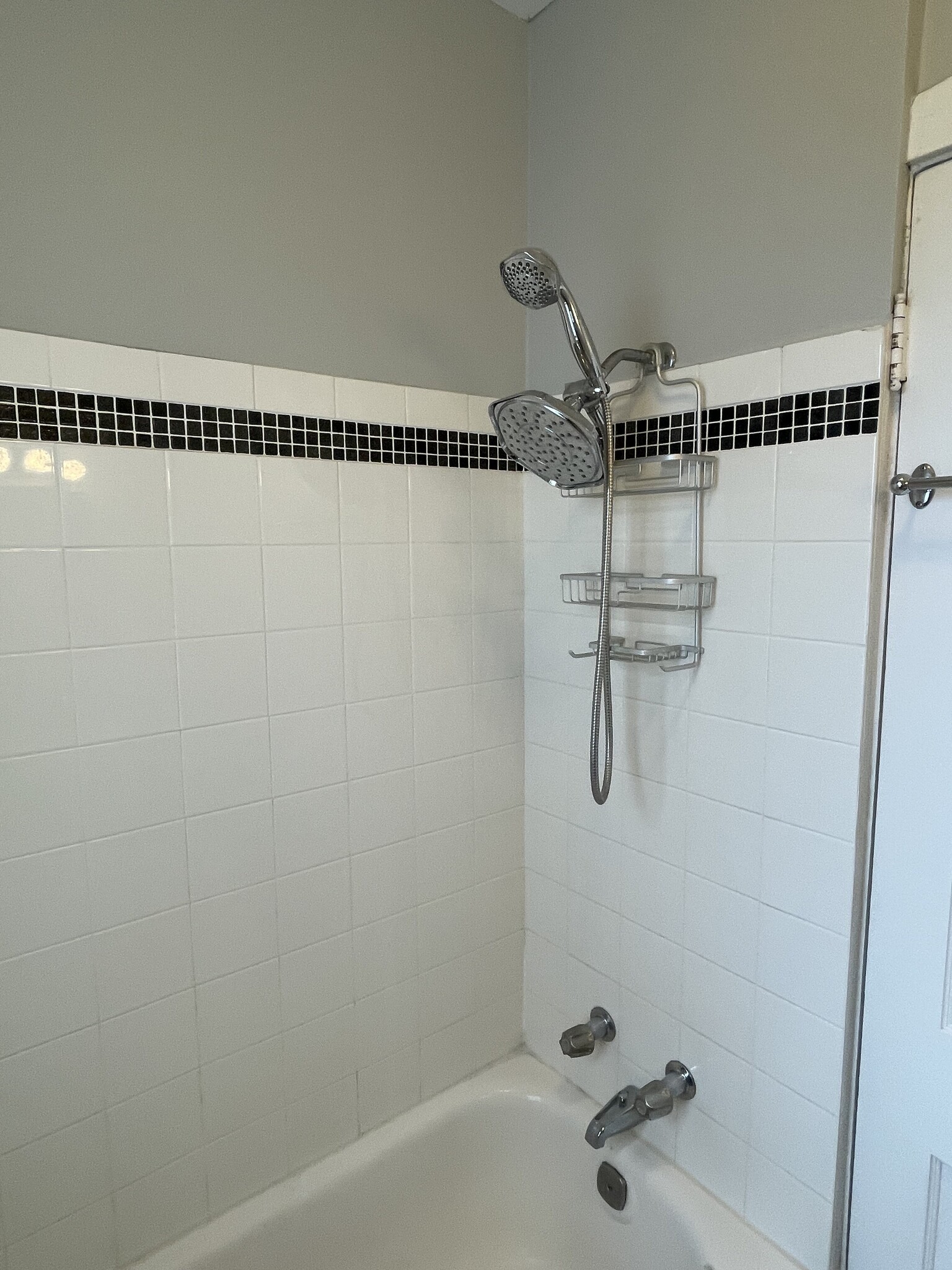 Shower/Tub - 4700 Lawndale Ave