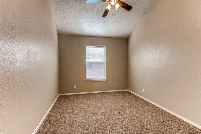 Building Photo - 3 Bedroom Northeast home for rent