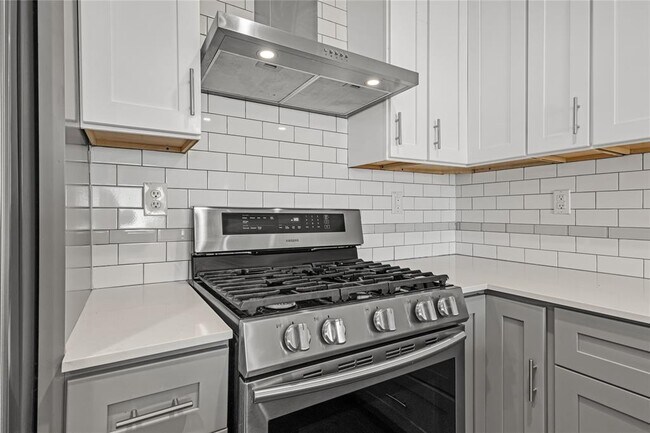 Building Photo - 713 E 45th St