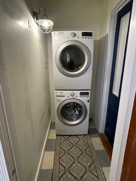 Full-size washer/dryer shared with 1 tenant - 527 Bermuda St