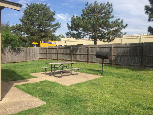 Sullivan's Landing Picnic Table and Grill - Sullivans Landing