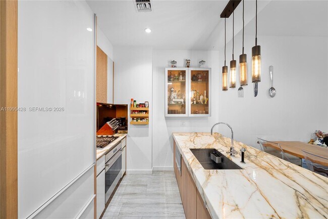 Building Photo - 2831 S Bayshore Dr