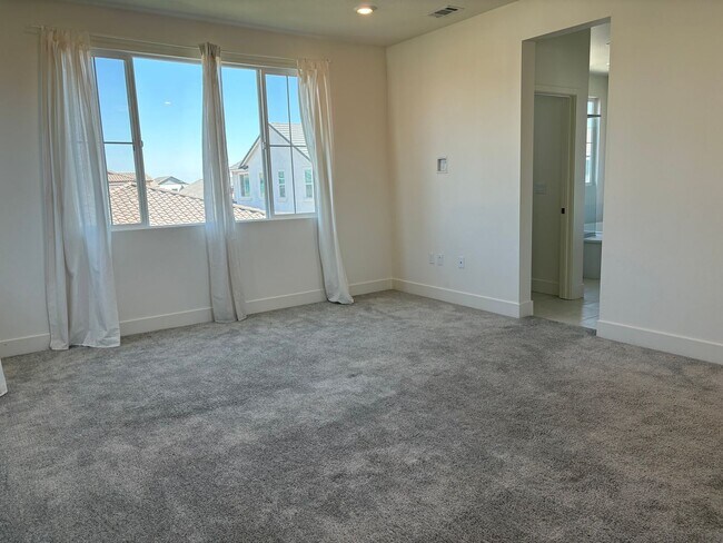 Building Photo - Stunning 4 Bedroom 3.5 Bath Home WITH SOLA...