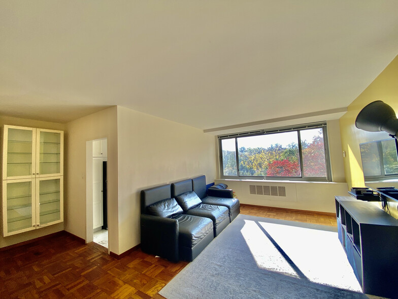 Sunny and bright living room - 4200 Cathedral Ave NW