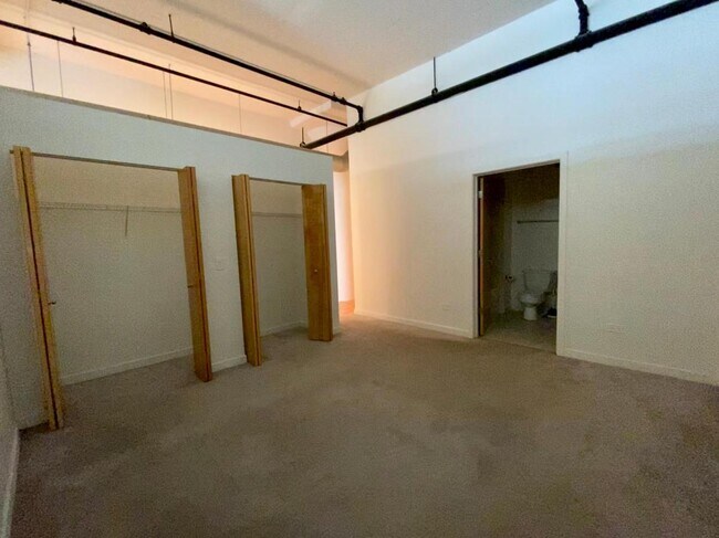 Building Photo - 1224 W Van Buren St