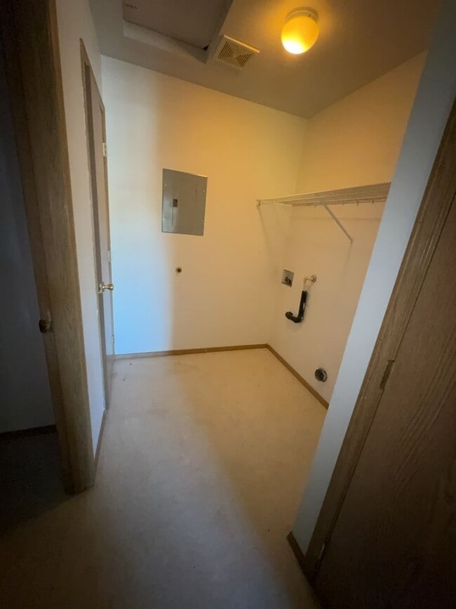 Building Photo - 2 Bed 1 Bath Upstairs Unit in Well-Maintained Complex