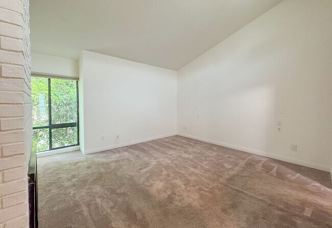 Building Photo - 880 Hilldale Ave