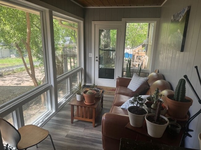 Building Photo - Updated 4 BR / 3 BA SFH w/ Hdwd Flrs, Sunny Porch, 2-car Garage in Robbinsdale!