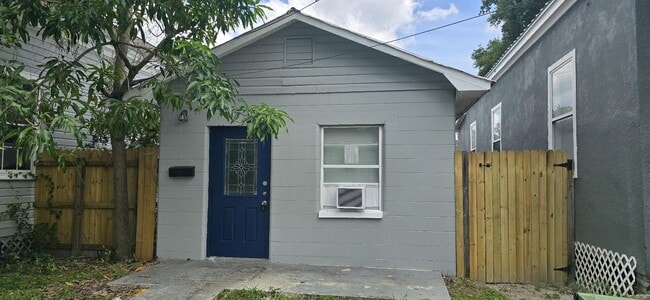 Primary Photo - Cozy 2 bedroom/1 bathroom Single family home in the heart of Ybor!