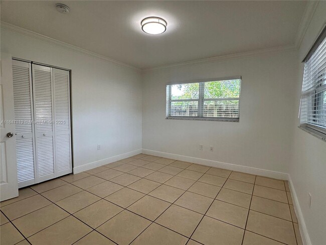 Building Photo - 2536 Van Buren St