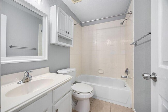 Building Photo - 6403 Applewood Forest Dr