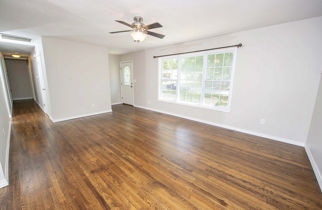 Building Photo - Privacy Fenced, 3 bed 3 bath in South Springfield (Ask about our special)