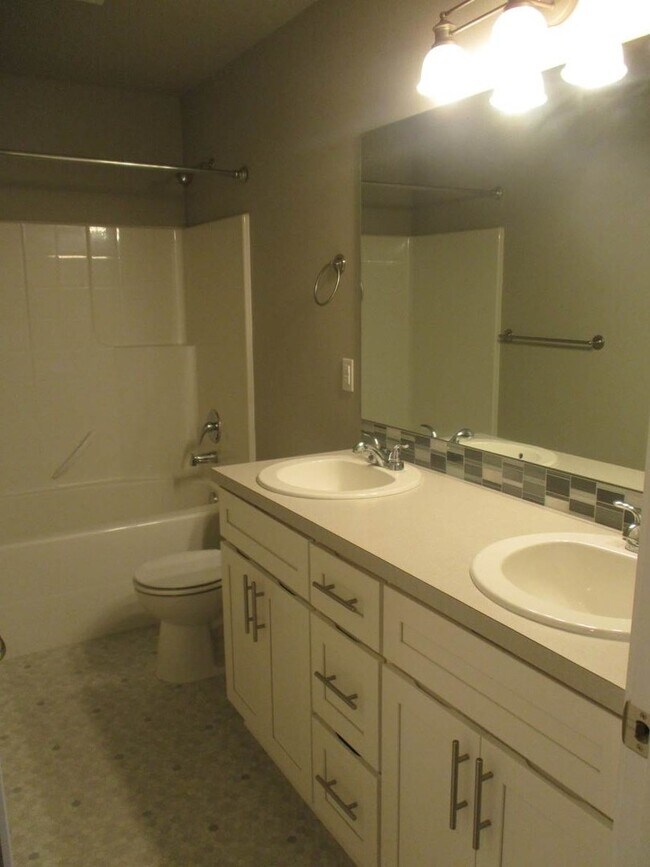 Building Photo - 4 Bedroom 2.5 Bathroom Harbor Hills Home