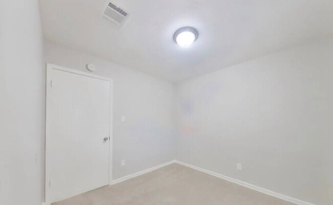 Building Photo - AVAILABLE NOW