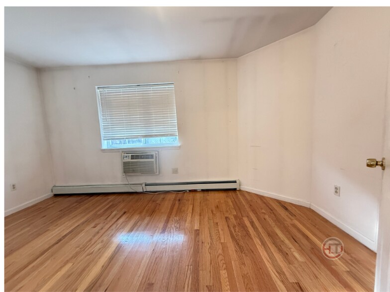 Building Photo - 1561 Mayflower Ave