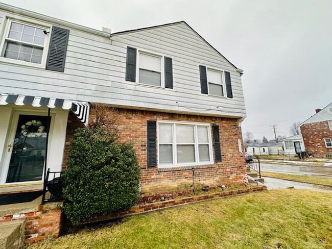 Building Photo - Nicely Updated 3 Bedroom 1 Bathroom House ...