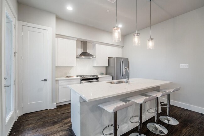 Building Photo - 770 N Plano Rd