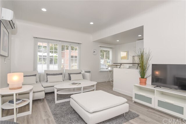 Building Photo - 121 S Elm Dr