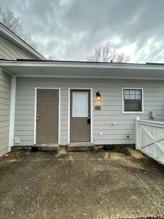 Building Photo - 133 Cedar Ct